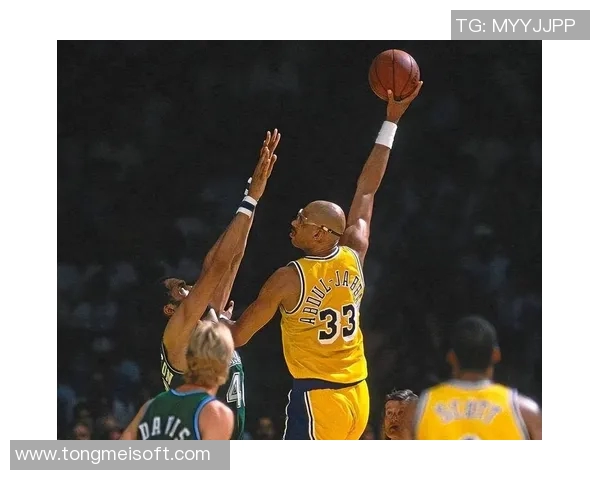 魔术师与贾巴尔的传奇对决：篮球历史上的巅峰时刻与辉煌瞬间